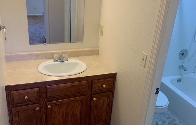 2 beds, 1 bath, $1,150, Unit B6