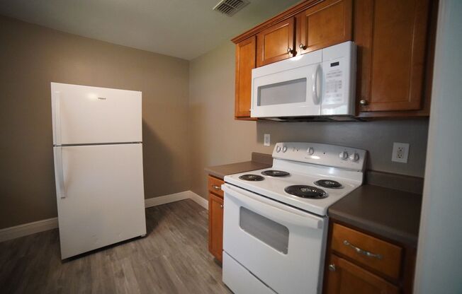 2 beds, 1 bath, 768 sqft, $1,300, Unit Apt B