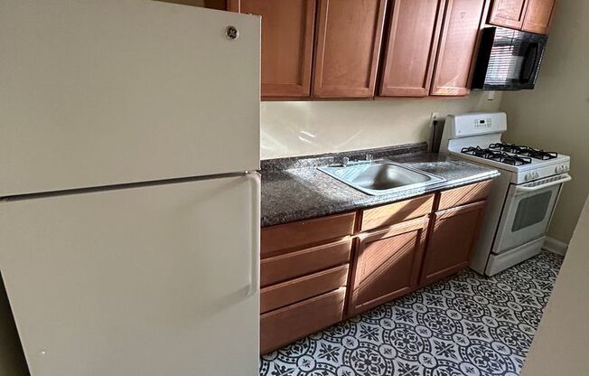 2 beds, 1 bath, $2,020, Unit Unit 11