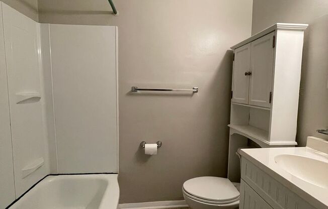 Studio, 1 bath, 600 sqft, $1,050, Unit Unit 02