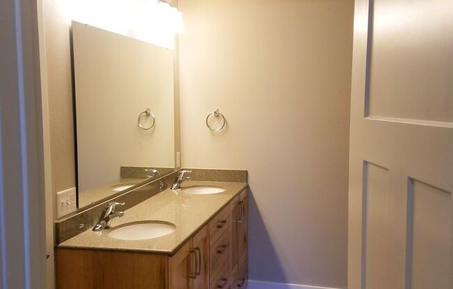3 beds, 2.5 baths, $2,350, Unit 304