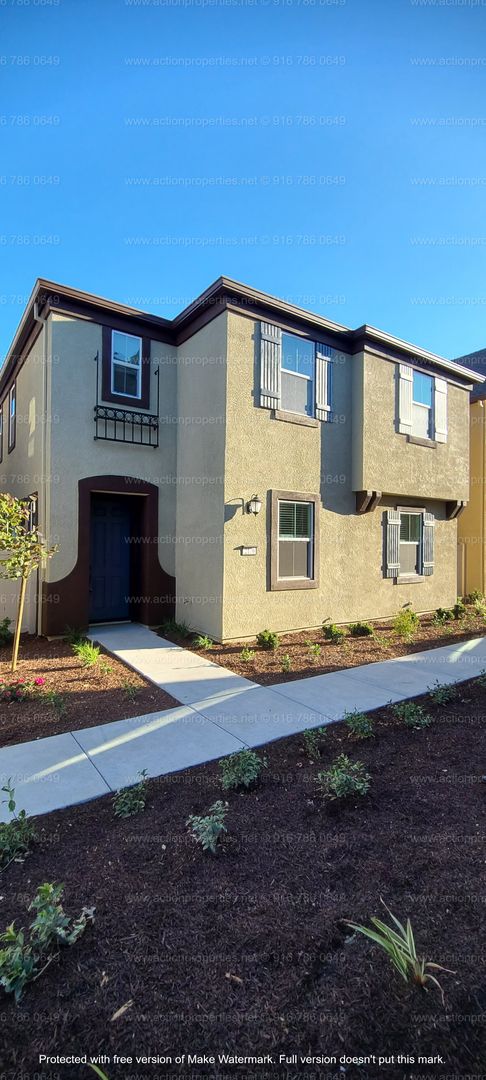 Solar - Belle Maison @ Campus Oaks -2031sqft 3 Bed + Den, 2.5 Bath! Walking Distance to Nugget Market & More!