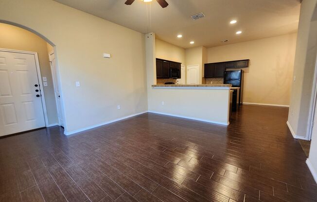 3/2/2 Duplex Close To Creekside Shopping Center! Fridge Included  /No Carpet /  CISD