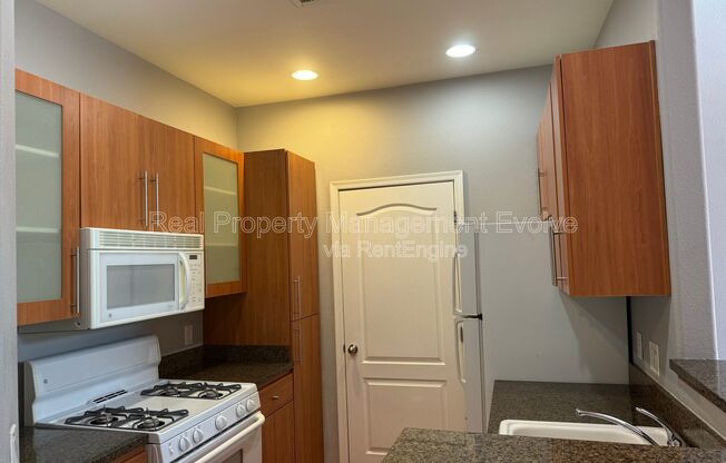2 beds, 2 baths, 927 sqft, $1,550, Unit 2164