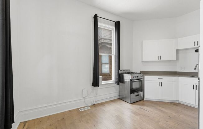 Studio, 1 bath, $899, Unit 726-04