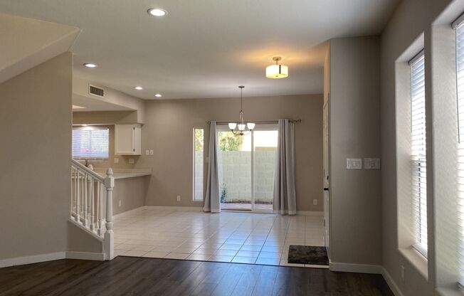 Must See 2/2.5 Condo in Pointe South Mountain!!