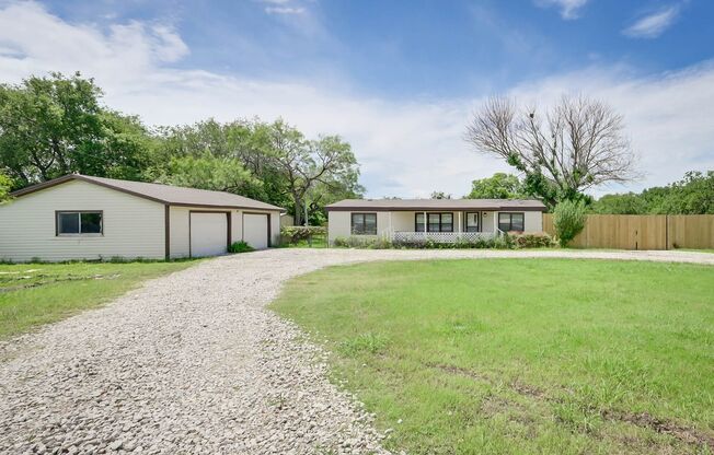 Mansfield ISD 3/2/2 on well over 1/2 acre fenced