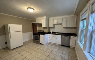 3 beds, 1 bath, $2,500, Unit 128