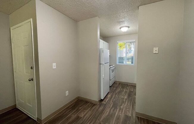 2 beds, 1 bath, 760 sqft, $1,325, Unit 77