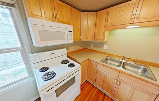 1 bed, 1 bath, $1,150, Unit 671 1/2 - 1