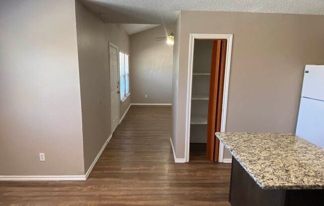 2 beds, 1.5 baths, 850 sqft, $1,395, Unit 327-203