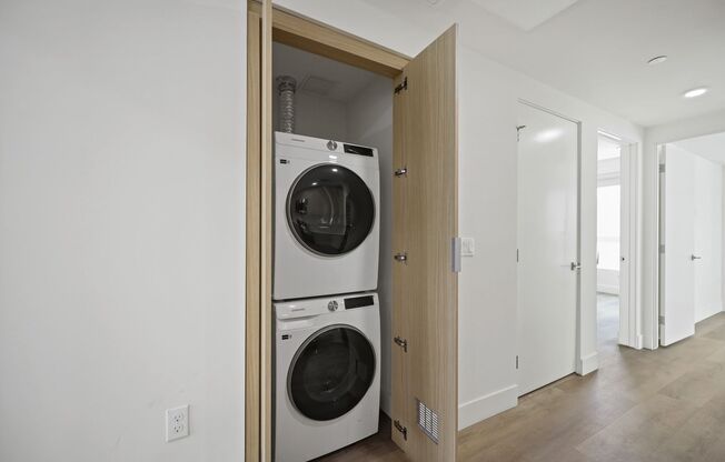 3 beds, 3 baths, 938 sqft, $3,441, Unit 208