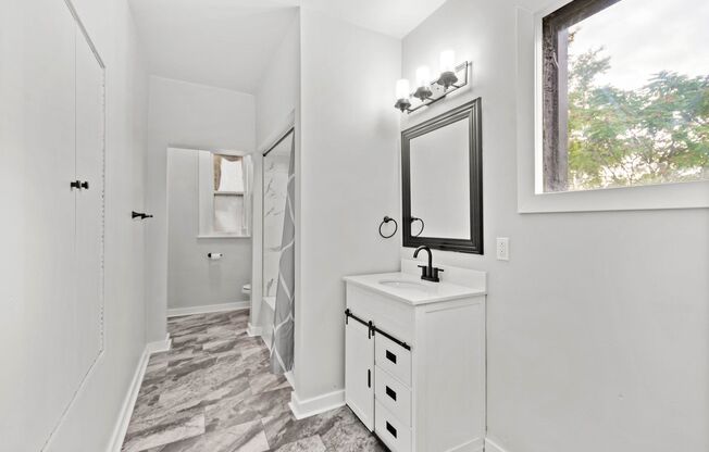 1 bed, 1 bath, 800 sqft, $1,049, Unit 5554 Avondale Pl Unit #4