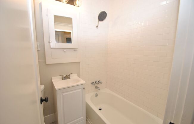 1 bed, 1 bath, $2,400, Unit 312 Temple Ave Unit B