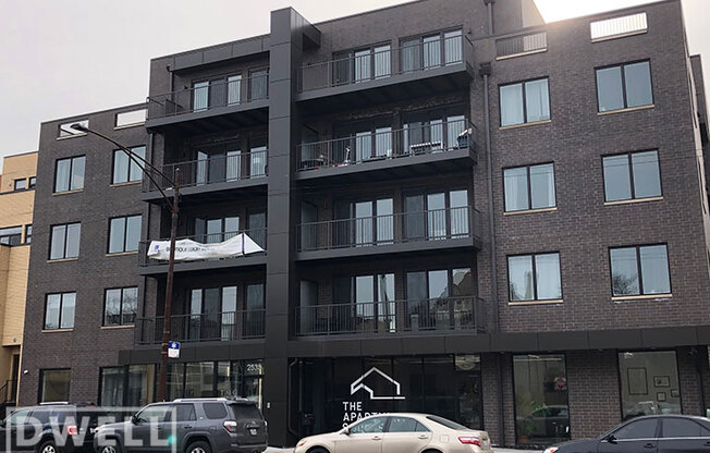 2535 W Fullerton Ave