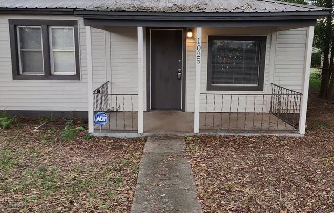 3 beds, 1 bath, $1,095