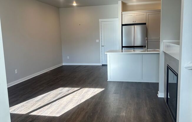 3 beds, 2.5 baths, 1,450 sqft, $2,395, Unit SRF 900 - 61634