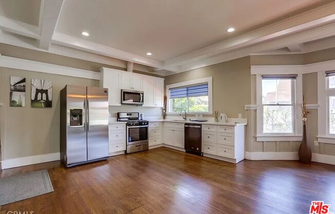 2901 RAYMOND AVE