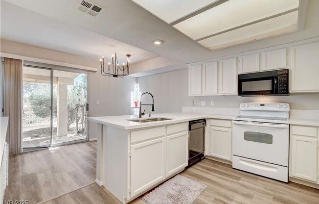 Welcome to your new home! In the exclusive Painted Desert community