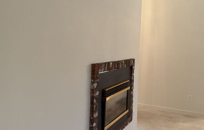 Beautiful Ranch-style Home In Raleigh Hills/ Royal Woodlands Neighborhood - Vaulted Ceilings, Exposed Brick. Must See!