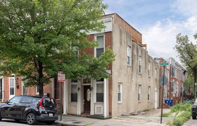 Stylish End-of-Group 2 bd 2.5bth Home in Prime Federal Hill Location with Stunning Rooftop Views!