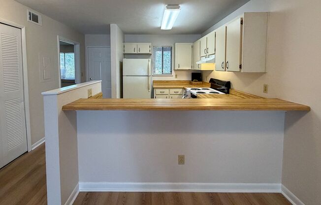2/2 Condo in Treehouse Village - Available NOW!