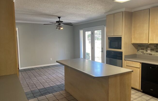 *JUST REDUCED* 706 Bradwell Street in Hinesville - Bonus Living Space COULD be used as a 3rd bedroom!