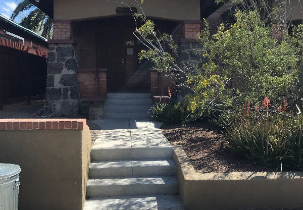 542 E 8 ST