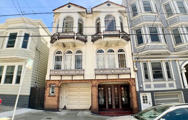 Stunning Multi-Level 4/2.5 W/ Dining Room. W/D, CHEF'S KITCHEN!