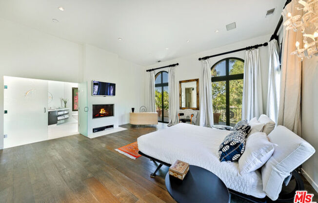 2328 San Ysidro Dr