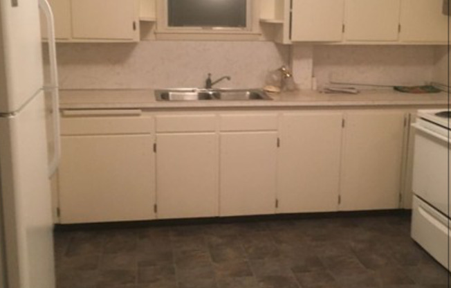 2 beds, 1 bath, $750, Unit 516 1/2