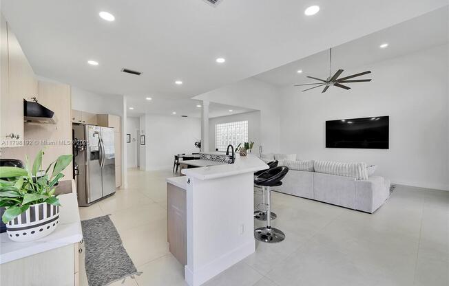 500 E CYPRESS POINTE DR