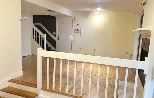 2 beds, 1.5 baths, 980 sqft, $2,595, Unit A104
