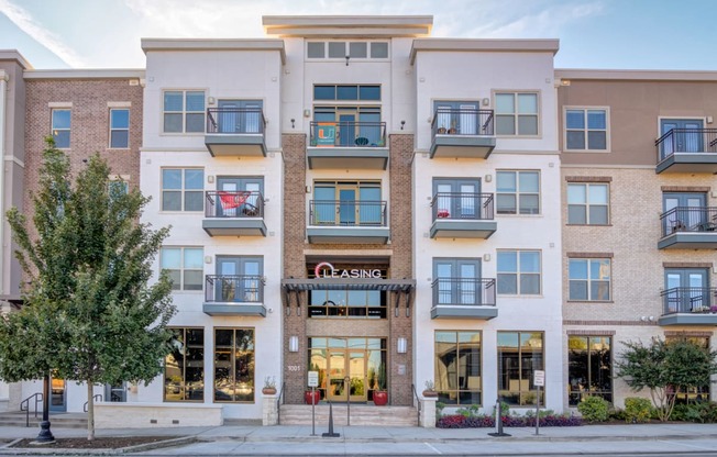 Apartments in Nashville TN - The Carillon Apartment Entrance in the Heart of Downtown