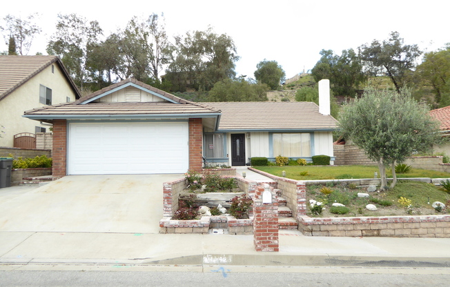 Single Story 4 Bedroom Home in Canyon Country!