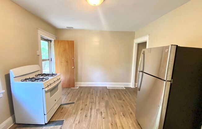 Charming 2-Bedroom Townhome with Central Air, In-Unit Laundry & Pet-Friendly – Convenient City Living!