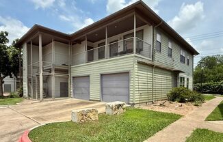 1/1 with a garage!  Available for immediate move in!
