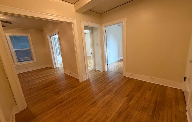 2 beds, 1 bath, 860 sqft, $1,695, Unit 211