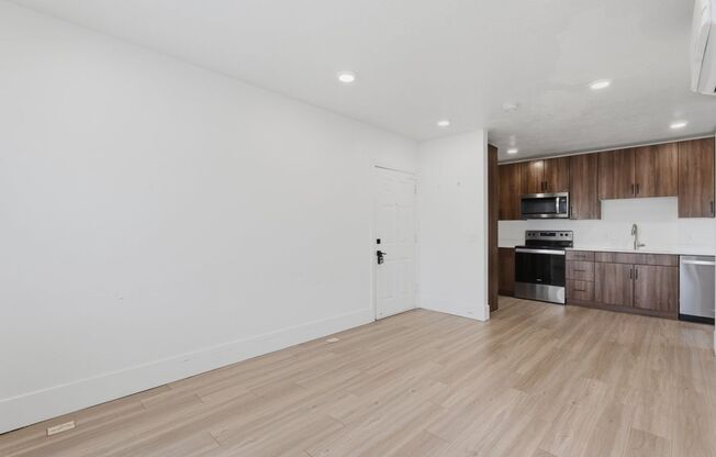 2 beds, 1 bath, $1,575, Unit 20