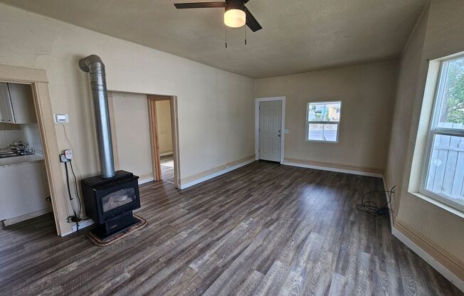 2 beds, 1 bath, $1,595