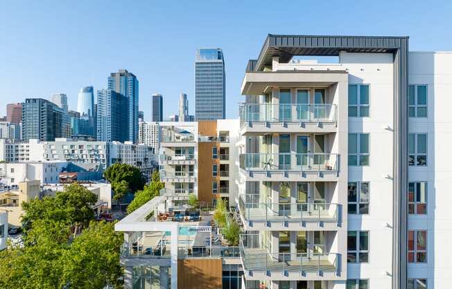 an image of an apartment building in san francisco with a cityscape in the background