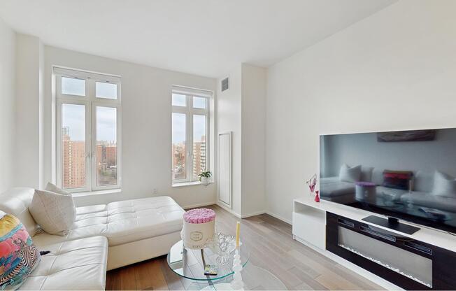 543 W 122 ST