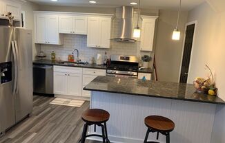 MODERN 2 BEDROOM, 1 BATHROOM TOWNHOUSE - GARFIELD