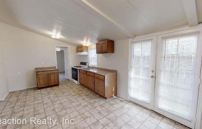 700 E.Washington St. #081