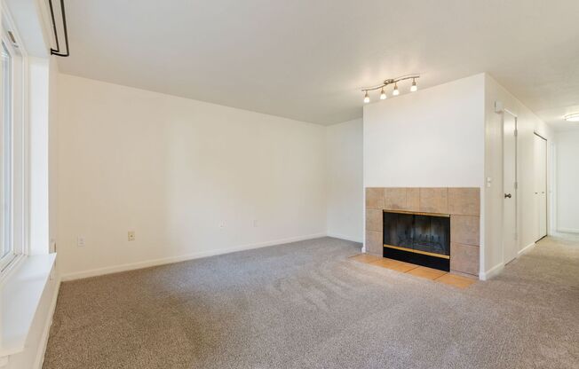 Hillsboro Ground Floor Condo - 2 bed, 2 bath, 1,010 sqft