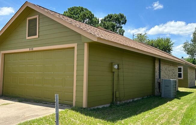 3 bed/2 bath home walking distance to Wolf Pen Creek Park!