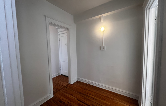 Studio, 1 bath, 450 sqft, $945, Unit 414