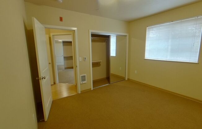 3 beds, 1.5 baths, 848 sqft, $2,400, Unit 204