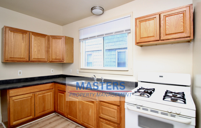 3 beds, 1 bath, 1,353 sqft, $950, Unit Lower