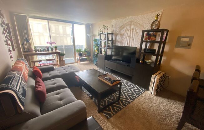 2 beds, 2 baths, $2,100, Unit # 7E